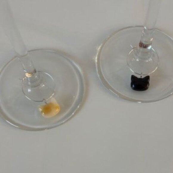 White Cat Wine Bottle Stopper with (6) Kitten Wine Glass Charms - Picture 7 of 7